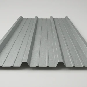 Chapa trapezoidal de acero galvanizado utilizada en cubiertas y cerramientos industriales.