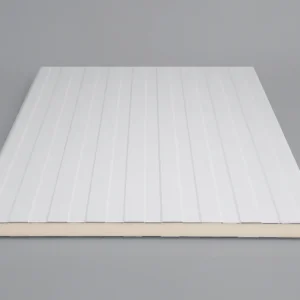 Panel sándwich para fachada con superficie metálica lisa y núcleo aislante, ideal para cerramientos de edificios industriales, logísticos y comerciales.
