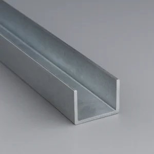 Perfil comercial en forma de U de acero utilizado en estructuras metálicas y componentes industriales.