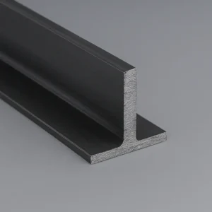 Perfil comercial simple T de acero utilizado en estructuras metálicas y trabajos de cerrajería.