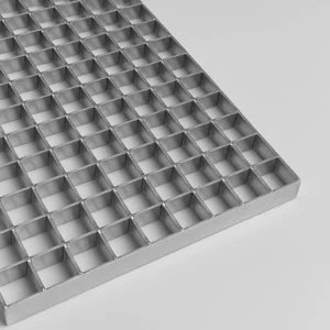 Rejilla tramex metálica galvanizada con patrón cuadrado, fotografiada sobre fondo gris claro y luz de estudio para catálogo industrial.
